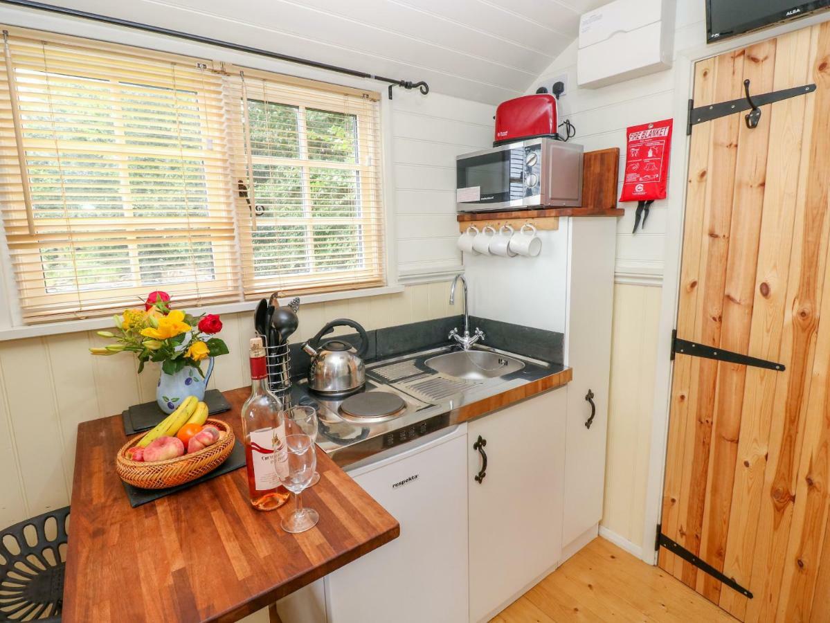 Shepherds Hut - The Crook Milford Haven Exterior photo