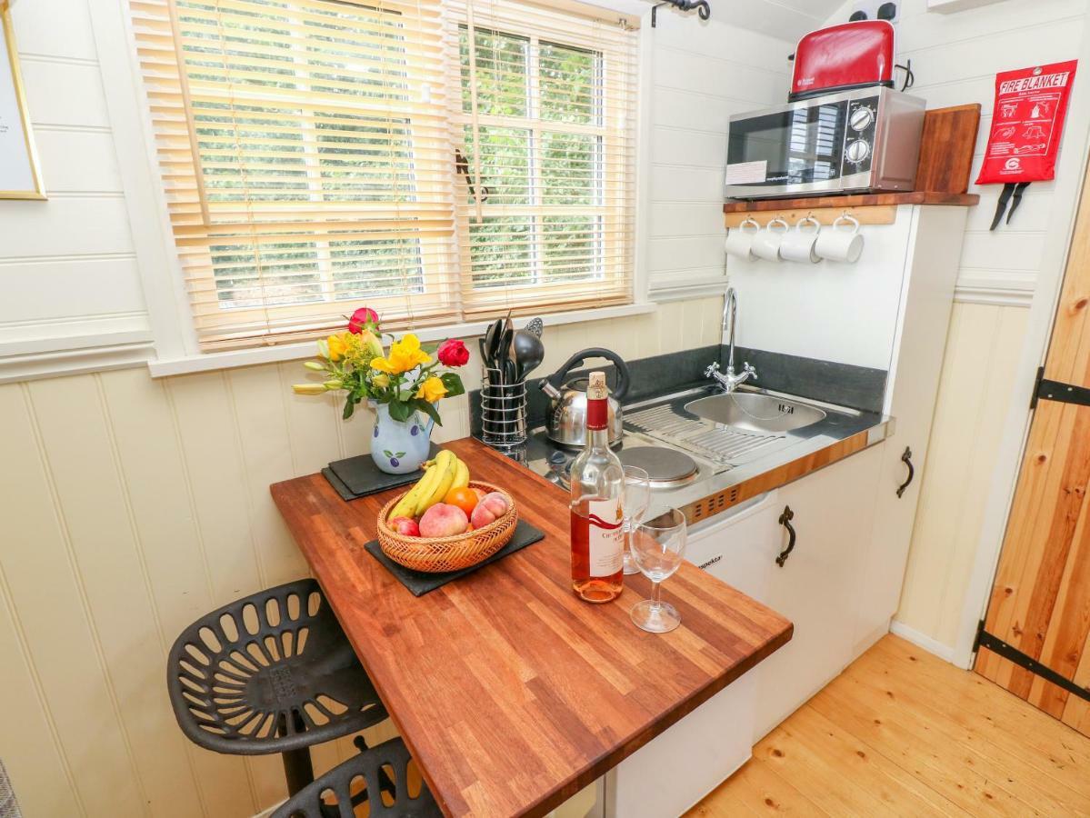 Shepherds Hut - The Crook Milford Haven Exterior photo