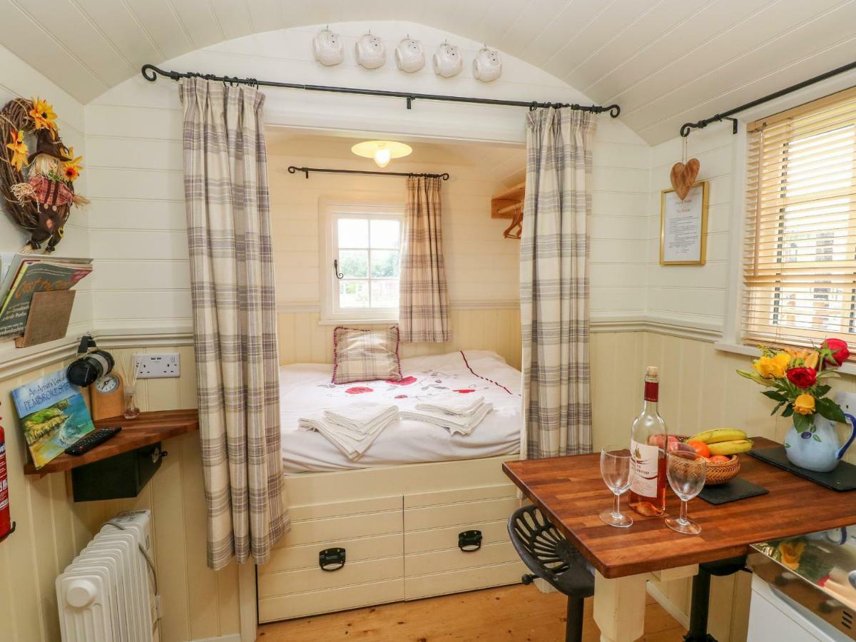 Shepherds Hut - The Crook Milford Haven Exterior photo