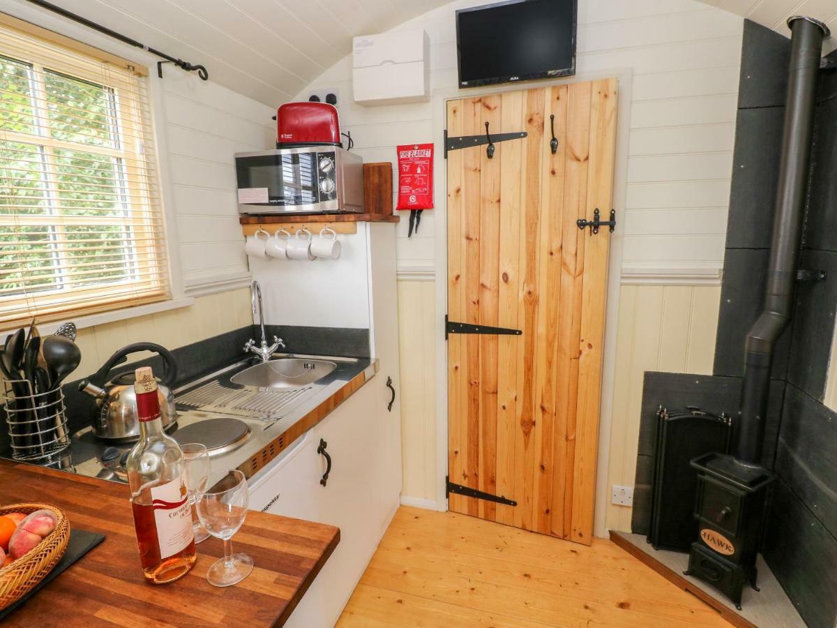 Shepherds Hut - The Crook Milford Haven Exterior photo