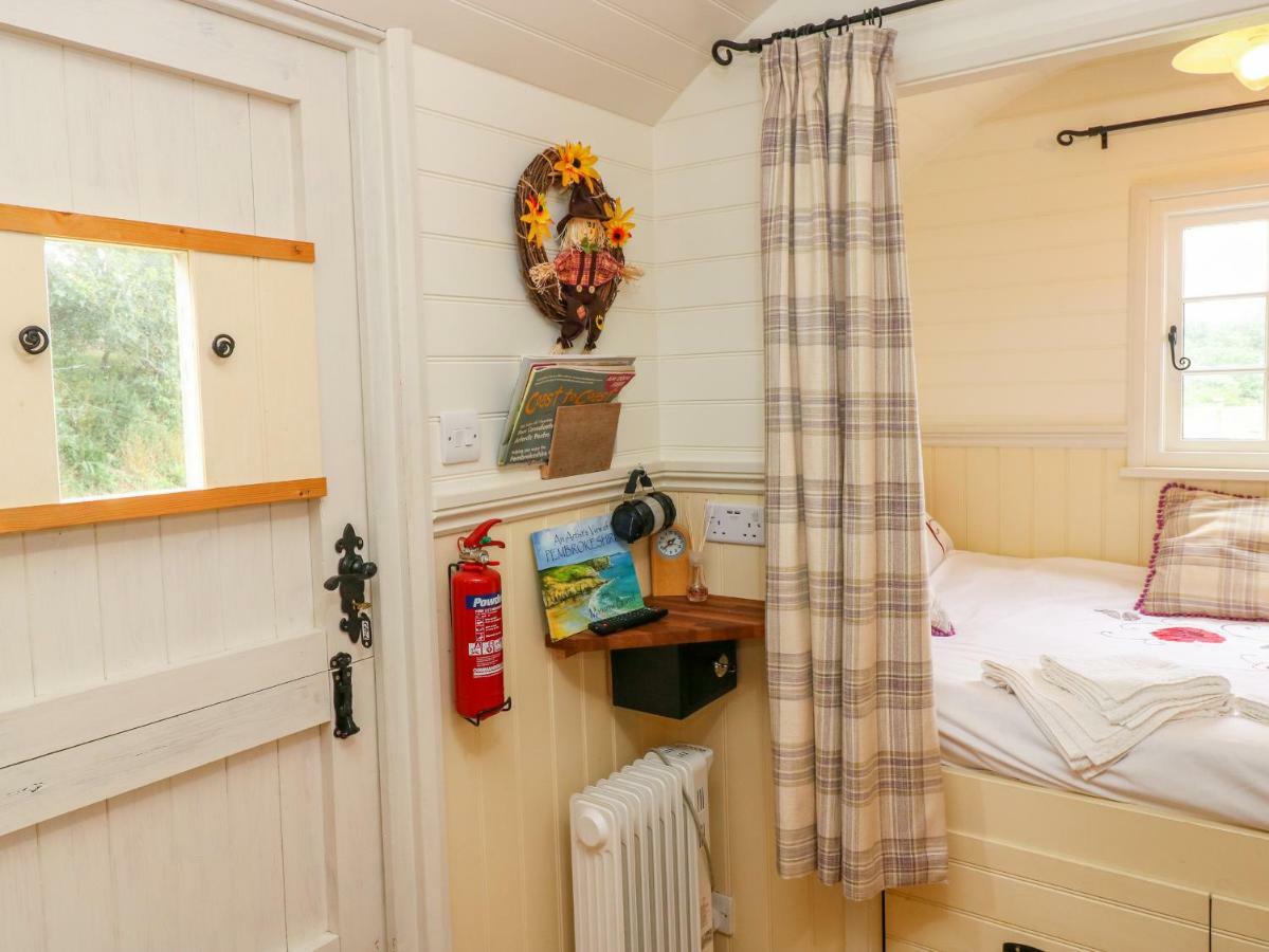 Shepherds Hut - The Crook Milford Haven Exterior photo